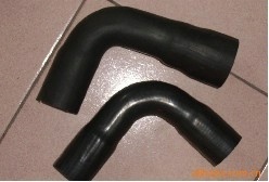 出口汽車水管、支架及防塵套 河北永康過(guò)濾器科技的專業(yè)橡膠解決方案